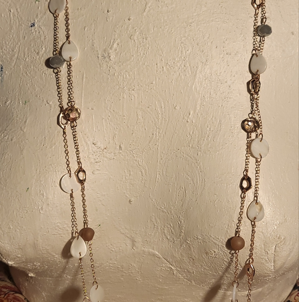 NWOT KIM ROGERS ELegant Gold and White mother Of Pearl Necklace